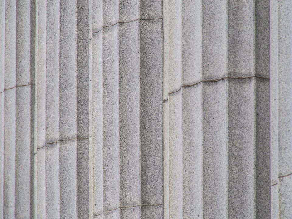 Fachada de tribunales con columnas