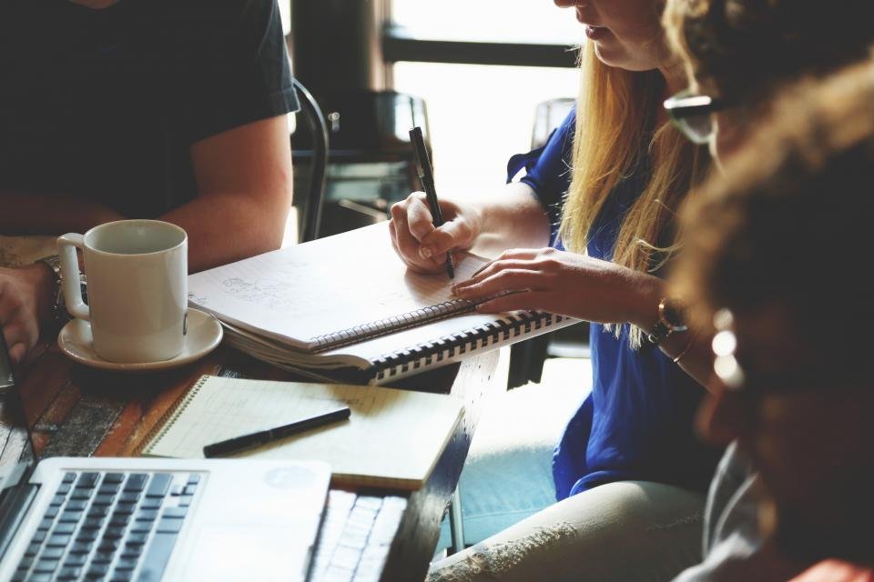 Escritorio de trabajo con documentos y calculadora