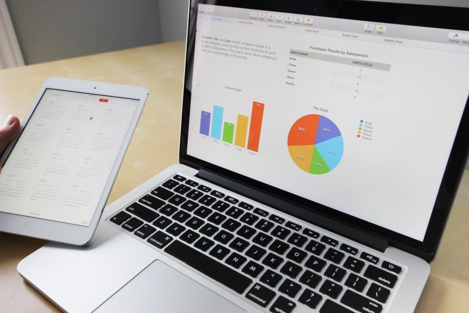 Informe financiero en pantalla