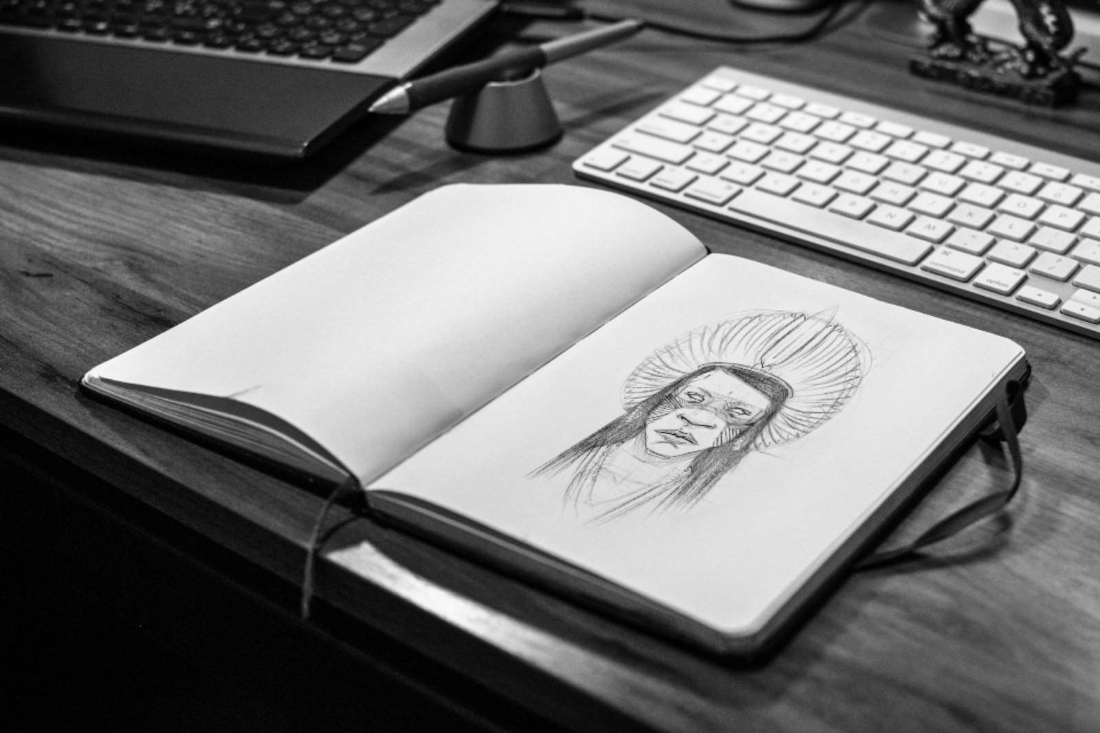 Cuaderno con boceto a lápiz y teclado