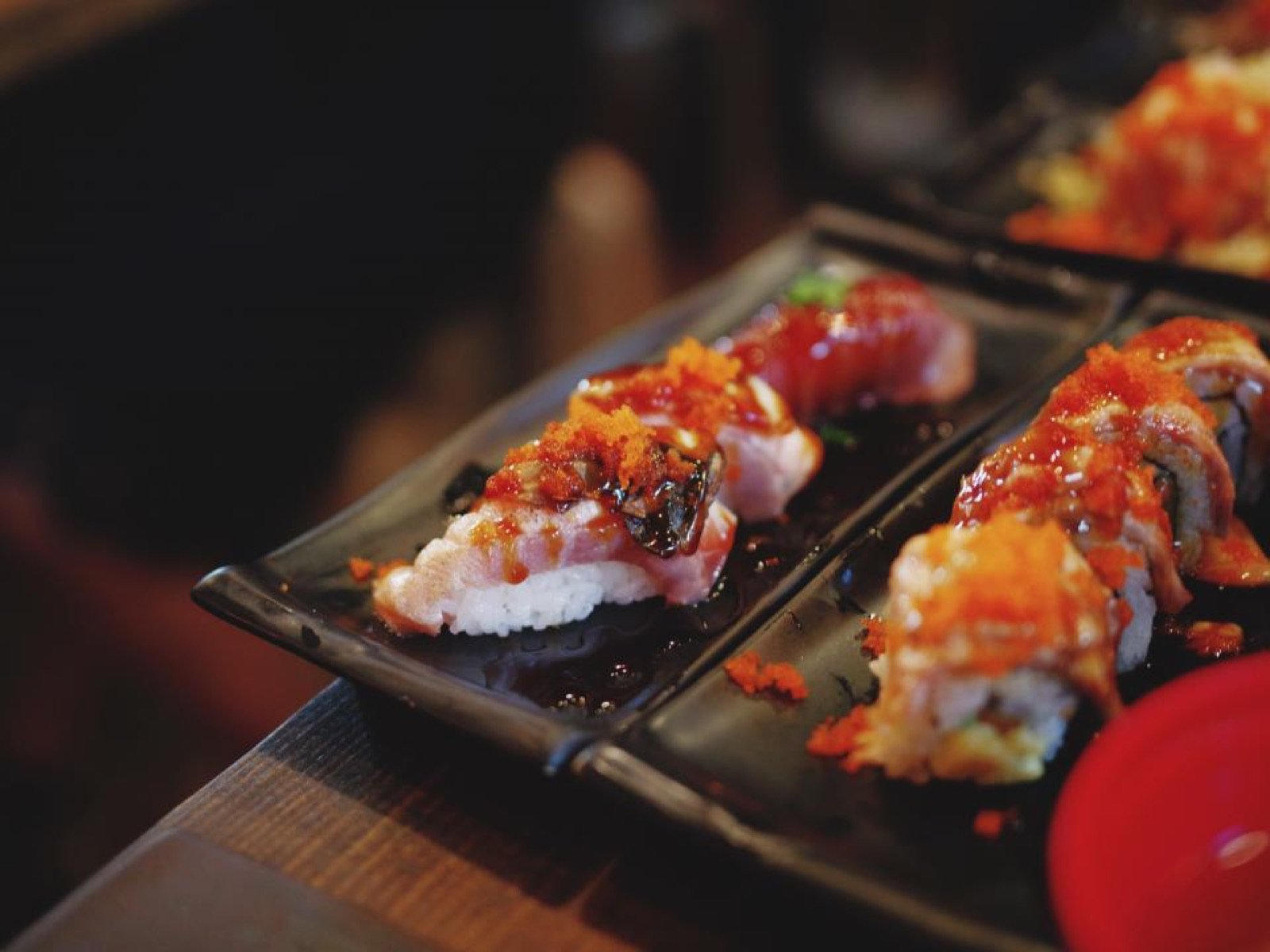Selección de sushi sobre bandeja oscura