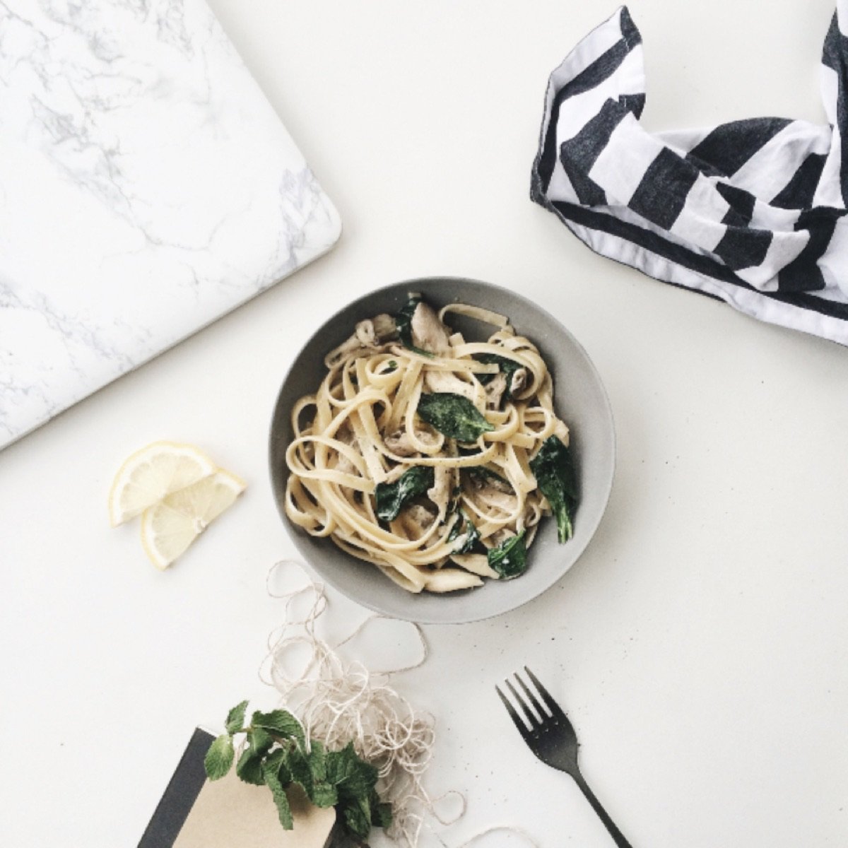 Pasta fresca con espinaca en plato blanco