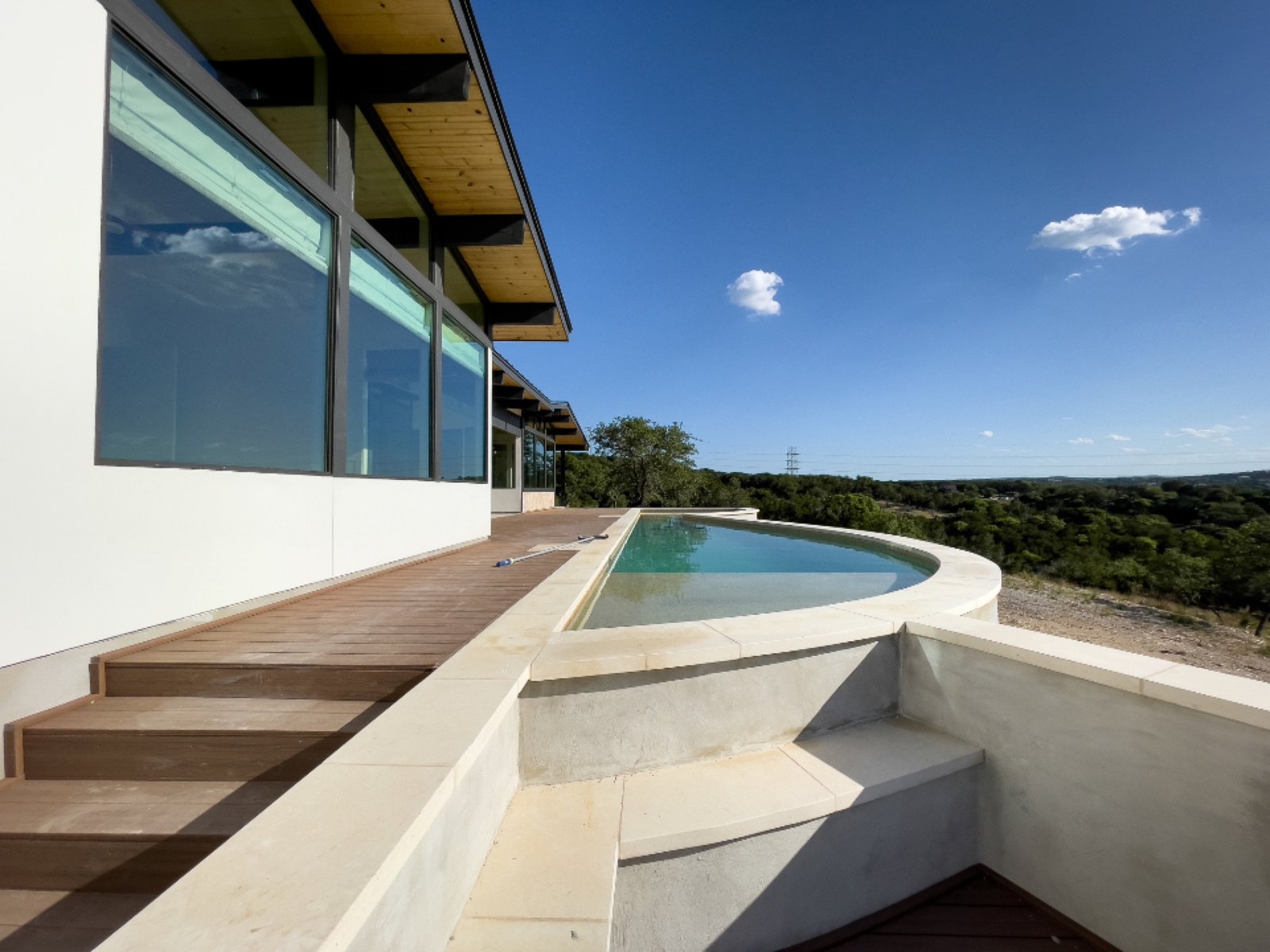 Casa moderna con piscina y deck, al atardecer