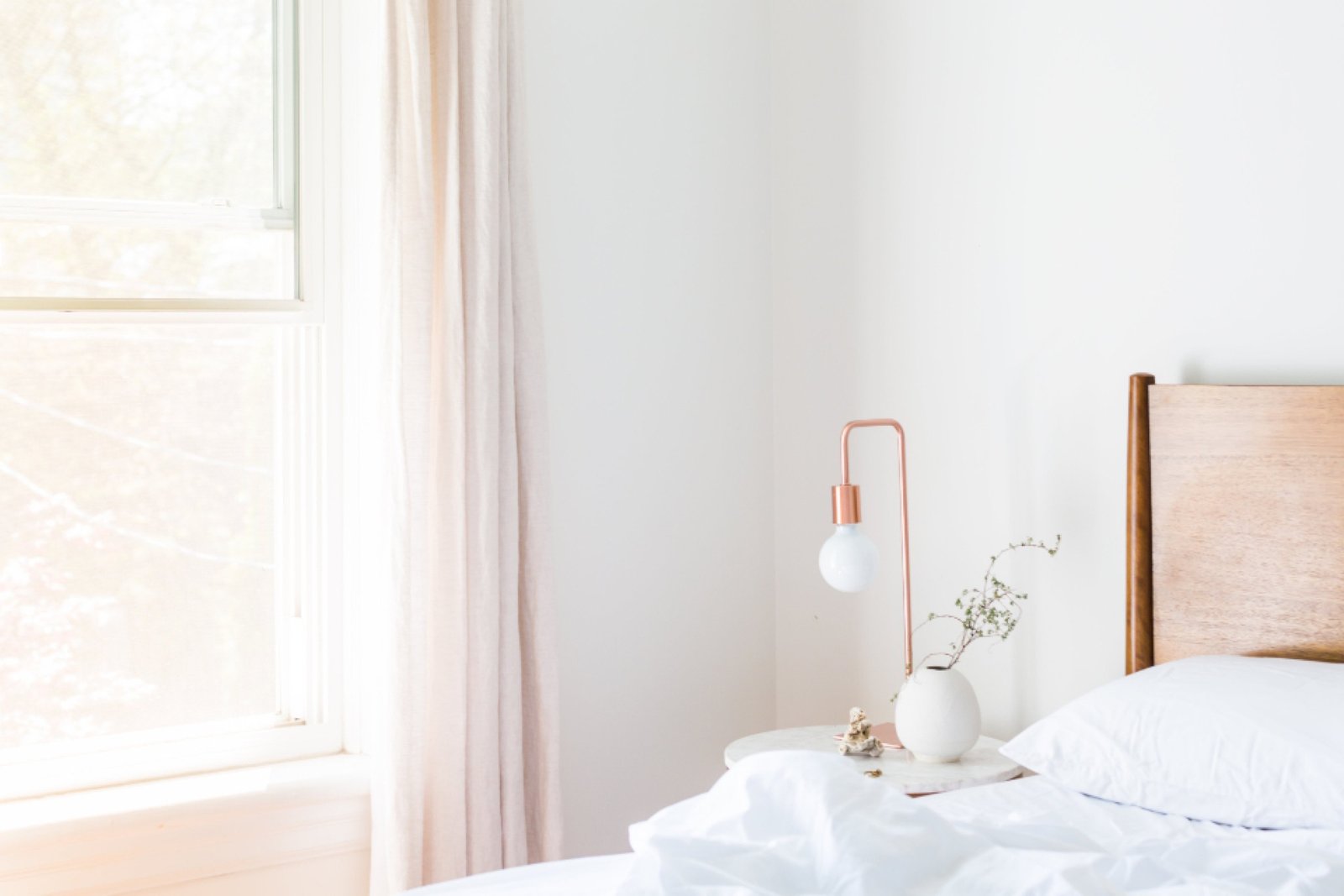 Dormitorio blanco con luz natural