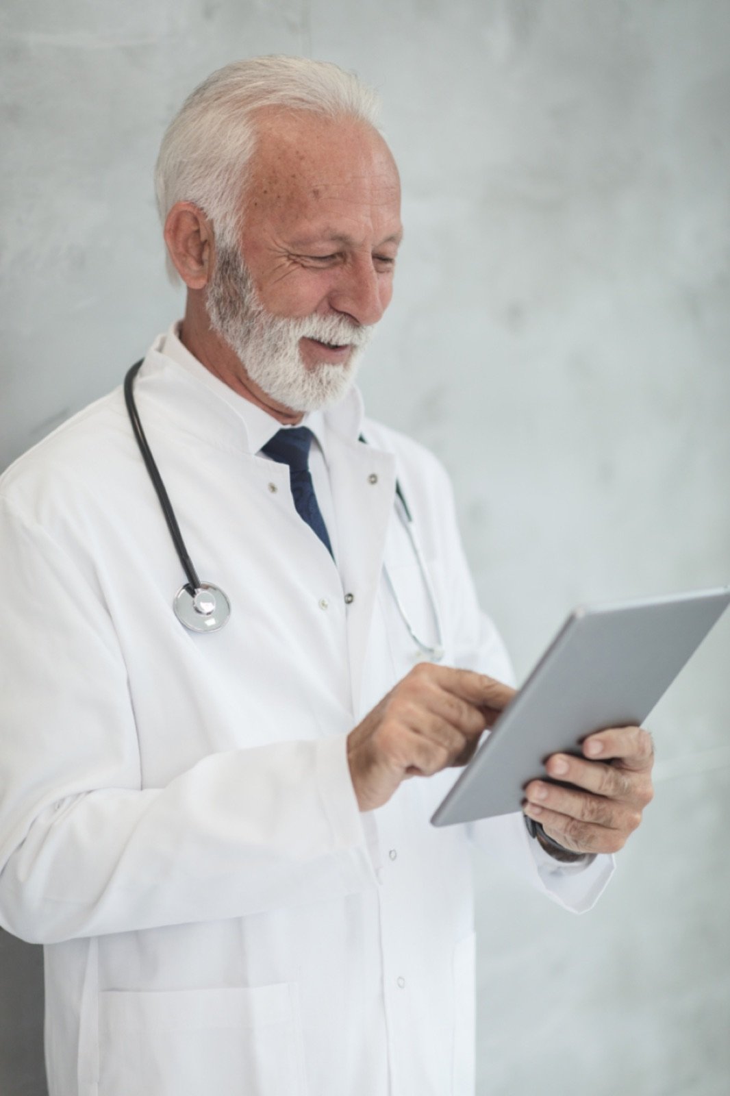 Médico revisando una tablet